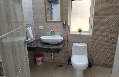 Greater Noida Apartamento | 3.5 BHK spacious Flat near Gaur City Noida