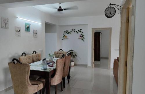 Greater Noida Apartamento | 3.5 BHK spacious Flat near Gaur City Noida