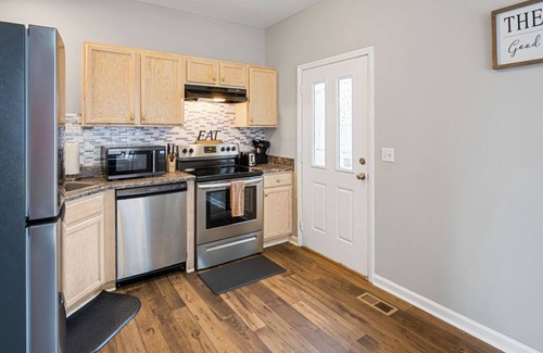 Greensboro Casa | 3-5 Mins from Downtown Cozy Clean & Newly Renovated 2 level Home