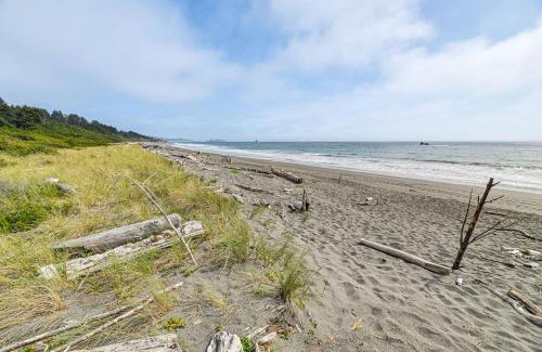 Brookings Casa | 3-Acre Property Beachfront Home in Smith River!