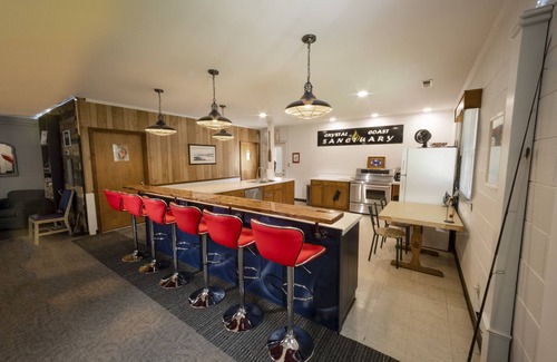 Morehead City Cabina | 3 Acre Waterfront Retreat sleeps up to 25, easy walk to historic district
