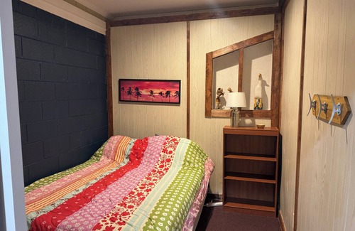 Morehead City Cabina | 3 Acre Waterfront Retreat sleeps up to 25, easy walk to historic district