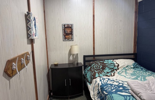 Morehead City Cabina | 3 Acre Waterfront Retreat sleeps up to 25, easy walk to historic district