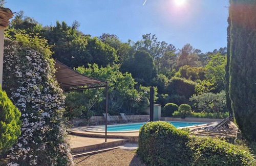 Cotignac Villa | Villa con aire acondicionado para 8 personas con piscina tranquila a 7 minutos a pie del pueblo.