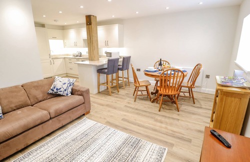 Rastrick Cabaña | 3 BARN COTTAGES, family friendly, with a garden in Norwood Green