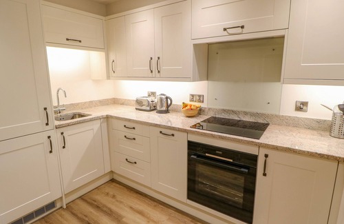 Rastrick Cabaña | 3 BARN COTTAGES, family friendly, with a garden in Norwood Green