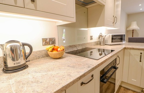 Rastrick Cabaña | 3 BARN COTTAGES, family friendly, with a garden in Norwood Green