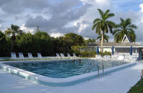 Central Naples Casa | 3 Bd/2 Ba house in Serene Naples w/community pool and close to everything
