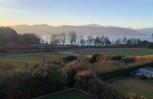 Ispra Casa | 3 BDR, 3 BTHR, 2Floor Villa con jardín privado, jacuzzi, barbacoa con vistas al lago