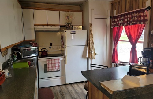 Johnston City Cabaña | 3 Bdr Getaway Hunters, Fishermen, Racers Vendors parking for your equipment!