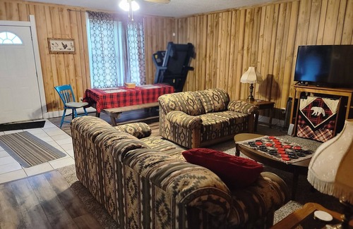 Johnston City Cabaña | 3 Bdr Getaway Hunters, Fishermen, Racers Vendors parking for your equipment!