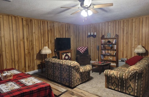 Johnston City Cabaña | 3 Bdr Getaway Hunters, Fishermen, Racers Vendors parking for your equipment!