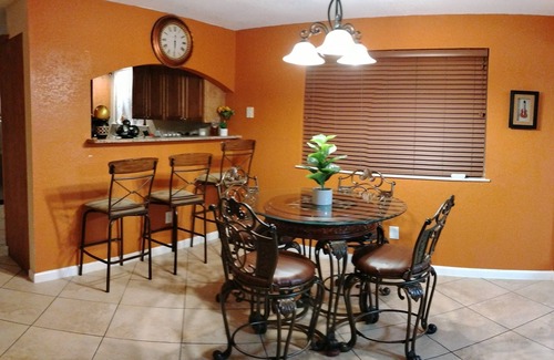 Fillmore Casa | 3 BDR - Prime spot! Mins from EVERYTHING! - CBD, Fairgrounds, City Park, airport