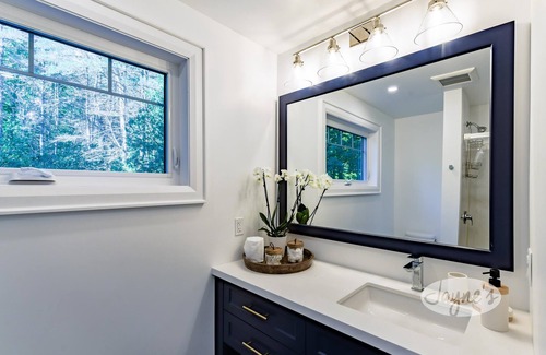 Port Sydney Cabaña | 3 bdrm, 2 bath cottage on Mary Lake, Port Sydney, New Renovation!