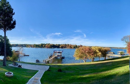 Governor's Island Casa | 3 Bdrm / 2 Bath Lakefront Bungalow with Amazing Views.