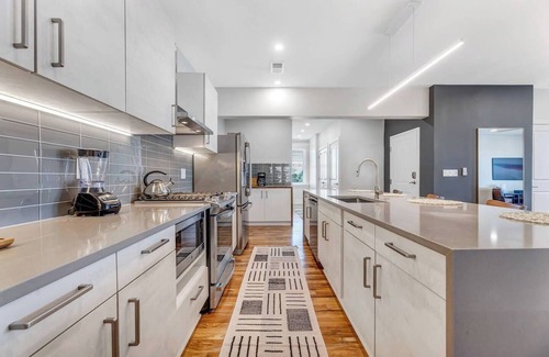 Walnut Hills Condominio | 3 Bdrm 3 Full Bath Tower View walk up