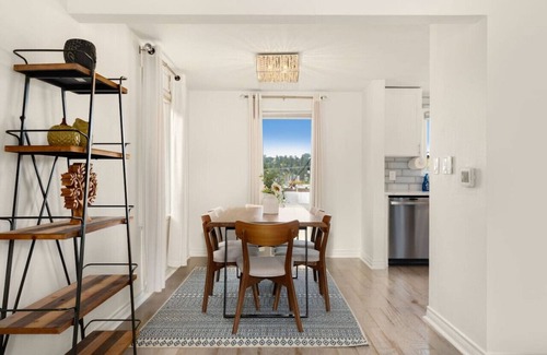 North Queen Anne Casa | 3 BDRM Luxury Craftsmen | Queen Anne | Family/Pet+