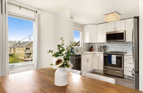 North Queen Anne Casa | 3 BDRM Luxury Craftsmen | Queen Anne | Family/Pet+