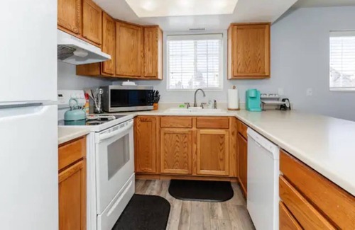 Logan Casa | 3 Bed, 1.5 bath Townhouse Close to USU & Main Street