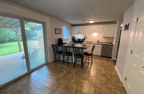 Mount Vernon Casa | 3 bed-1 Bath,5 min to the lake, HotTub, bring your dogs, full fenced back yard.