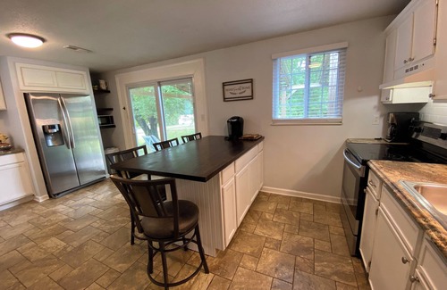 Mount Vernon Casa | 3 bed-1 Bath,5 min to the lake, HotTub, bring your dogs, full fenced back yard.
