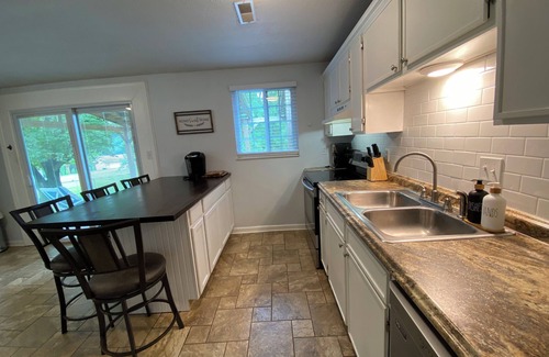 Mount Vernon Casa | 3 bed-1 Bath,5 min to the lake, HotTub, bring your dogs, full fenced back yard.