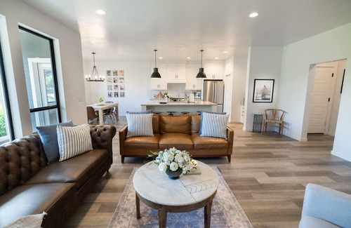 Nampa Casa | 3 bed/2.5 bath home with gym and pool access. 5 minutes from shopping + freeway