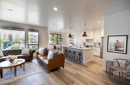 Nampa Casa | 3 bed/2.5 bath home with gym and pool access. 5 minutes from shopping + freeway