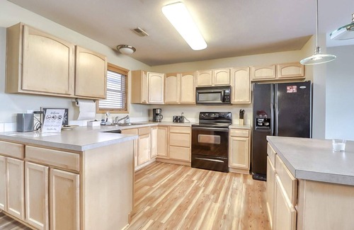 Lincoln Casa | 3 Bed, 2.5 Bath | Sleeps 8 Guests | Backyard Oasis