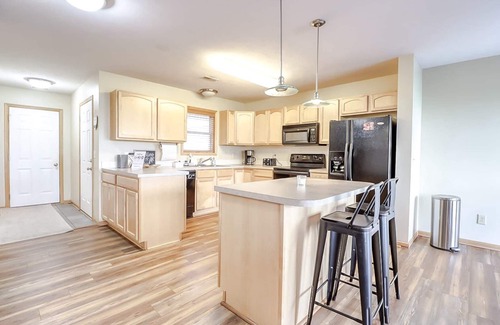 Lincoln Casa | 3 Bed, 2.5 Bath | Sleeps 8 Guests | Backyard Oasis