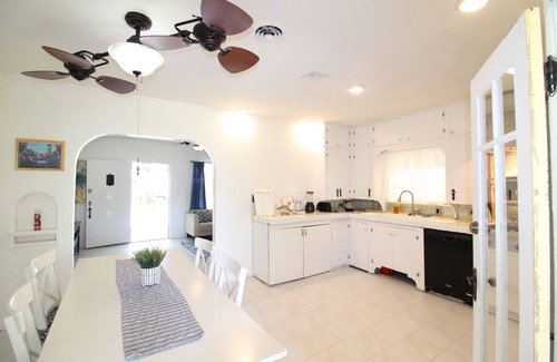Caitlin Court Historic District Casa | 3 bed, 2 Bath Cheerful home in Historic District