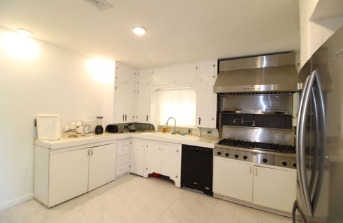 Caitlin Court Historic District Casa | 3 bed, 2 Bath Cheerful home in Historic District
