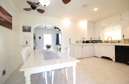 Caitlin Court Historic District Casa | 3 bed, 2 Bath Cheerful home in Historic District