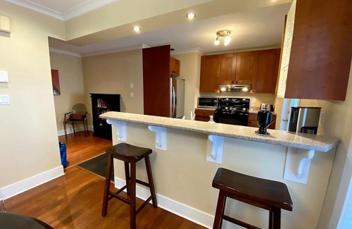 Lower Lonsdale Casa | Dúplex de 3 habitaciones, hogar lejos del hogar en un barrio residencial tranquilo