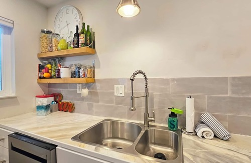 Albuquerque Casa | 3 Bed/2 Bath home sleeps 6! Near Nob Hill, UNM, Uptown Shopping & Dining + More!
