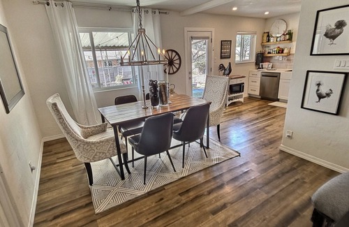 Albuquerque Casa | 3 Bed/2 Bath home sleeps 6! Near Nob Hill, UNM, Uptown Shopping & Dining + More!