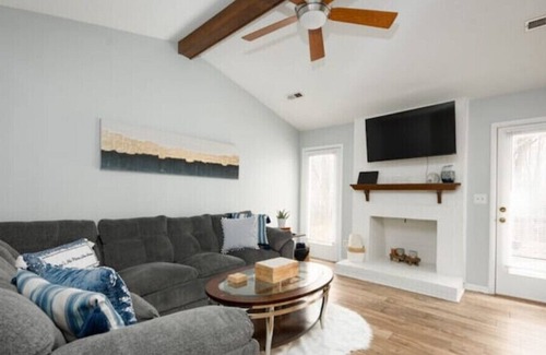 Greensboro Casa | 3 bed/2 bath, king bed, hot tub wooded backyard
