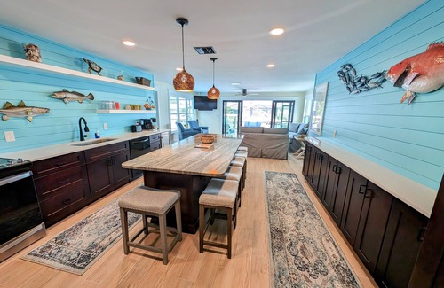 Saint James City Casa | 3 Bed 2 Bath on Deep Canal 5 minutes to channel CLEAN & NICE. New boat hoist