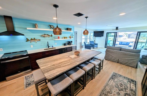 Saint James City Casa | 3 Bed 2 Bath on Deep Canal 5 minutes to channel CLEAN & NICE. New boat hoist