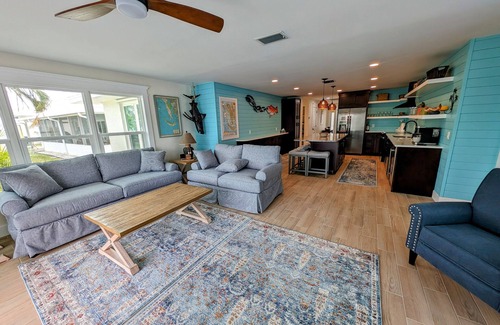 Saint James City Casa | 3 Bed 2 Bath on Deep Canal 5 minutes to channel CLEAN & NICE. New boat hoist