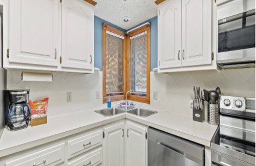 Springfield Casa | 3 bed 2 bath with 2 car garage fully furnished everything new