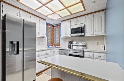 Springfield Casa | 3 bed 2 bath with 2 car garage fully furnished everything new
