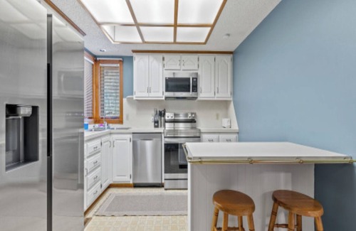 Springfield Casa | 3 bed 2 bath with 2 car garage fully furnished everything new