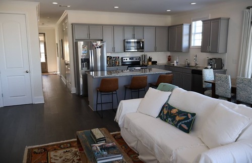 Oxford Condominio | 3 bed/3.5 bath end unit Condo in Oxford. 2 miles from the Square and Campus.