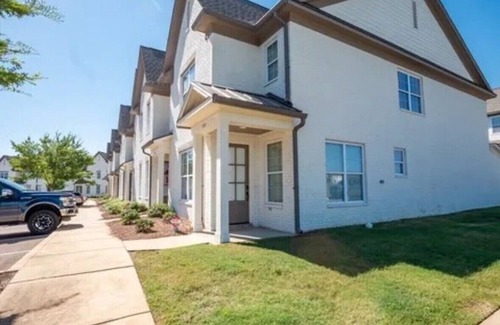 Oxford Condominio | 3 bed/3.5 bath end unit Condo in Oxford. 2 miles from the Square and Campus.