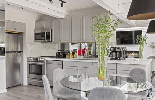 Aspen Condominio | 3 Bed/3 Bath In Town Aspen Luxury King & 2 Queen Bed W/D AC Parking Balcony Wifi