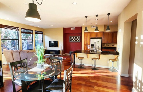 Southwest Berkeley Casa | 3 bed, 3 bath modern townhome in San Francisco Bay Area