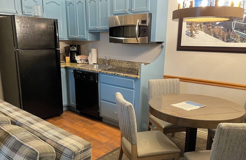 Boyne Falls Complejo | ☀️🌺3 bed 3 bath suite 2 kitchens, 2 dining areas, 2 living areas..Free parking.