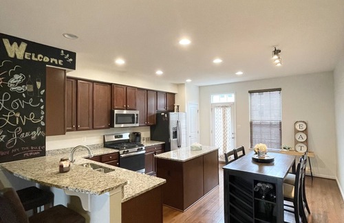 Woodbridge Casa | 3 Bed | 3 Bath Townhome - 20 miles to DC!