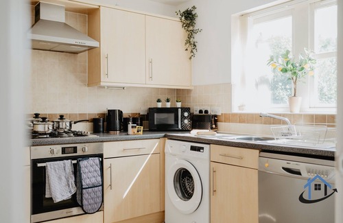 Derby Casa | 3 bed and 3 bath townhouse, free parking, sleeps 6